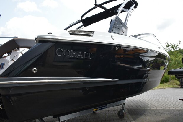 -Cobalt R4 bowrider